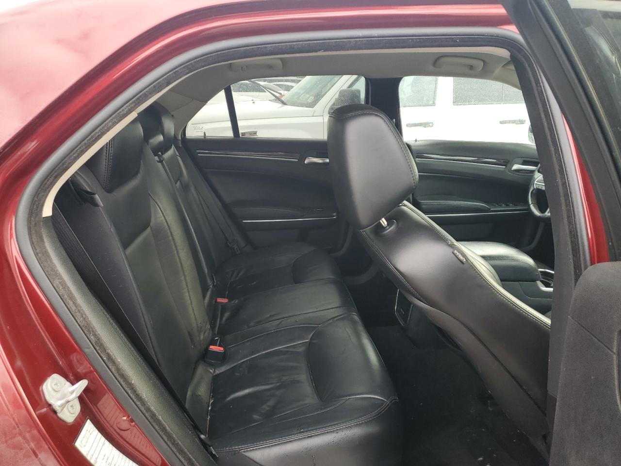 2016 Chrysler 300 - Image 10