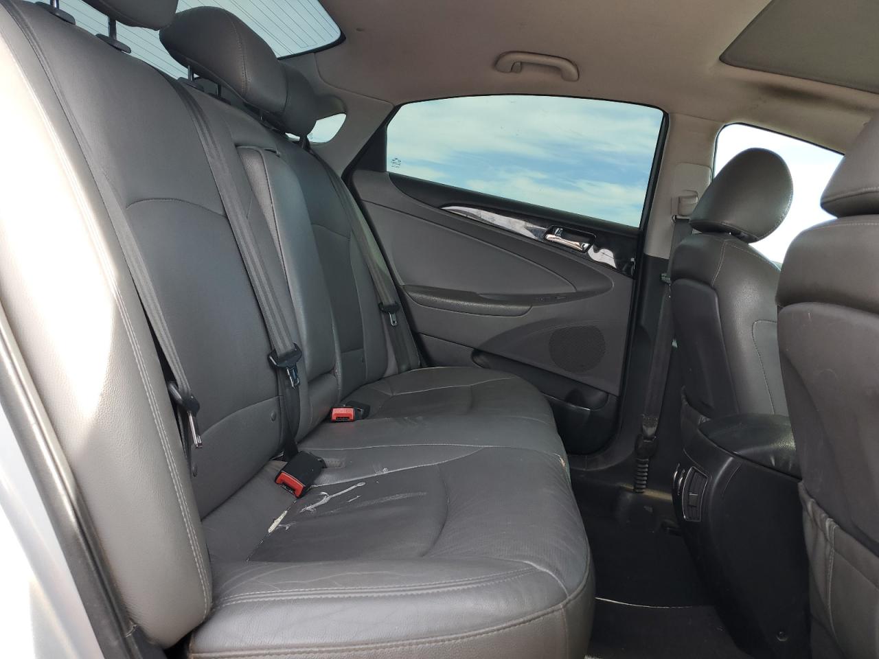 2011 Hyundai Sonata - Image 10