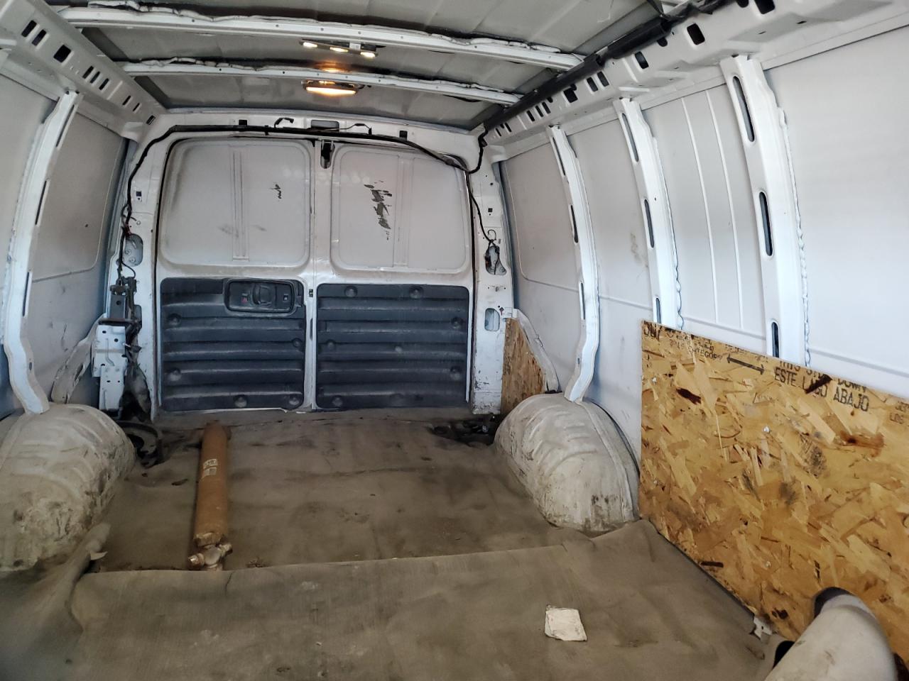 2017 GMC Savana - Image 10