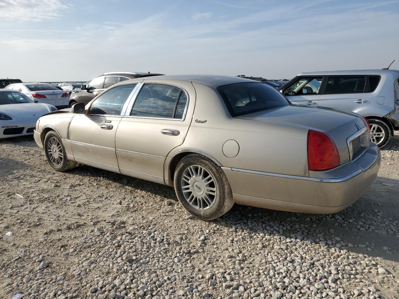 2010 Lincoln Town Car - Image 2