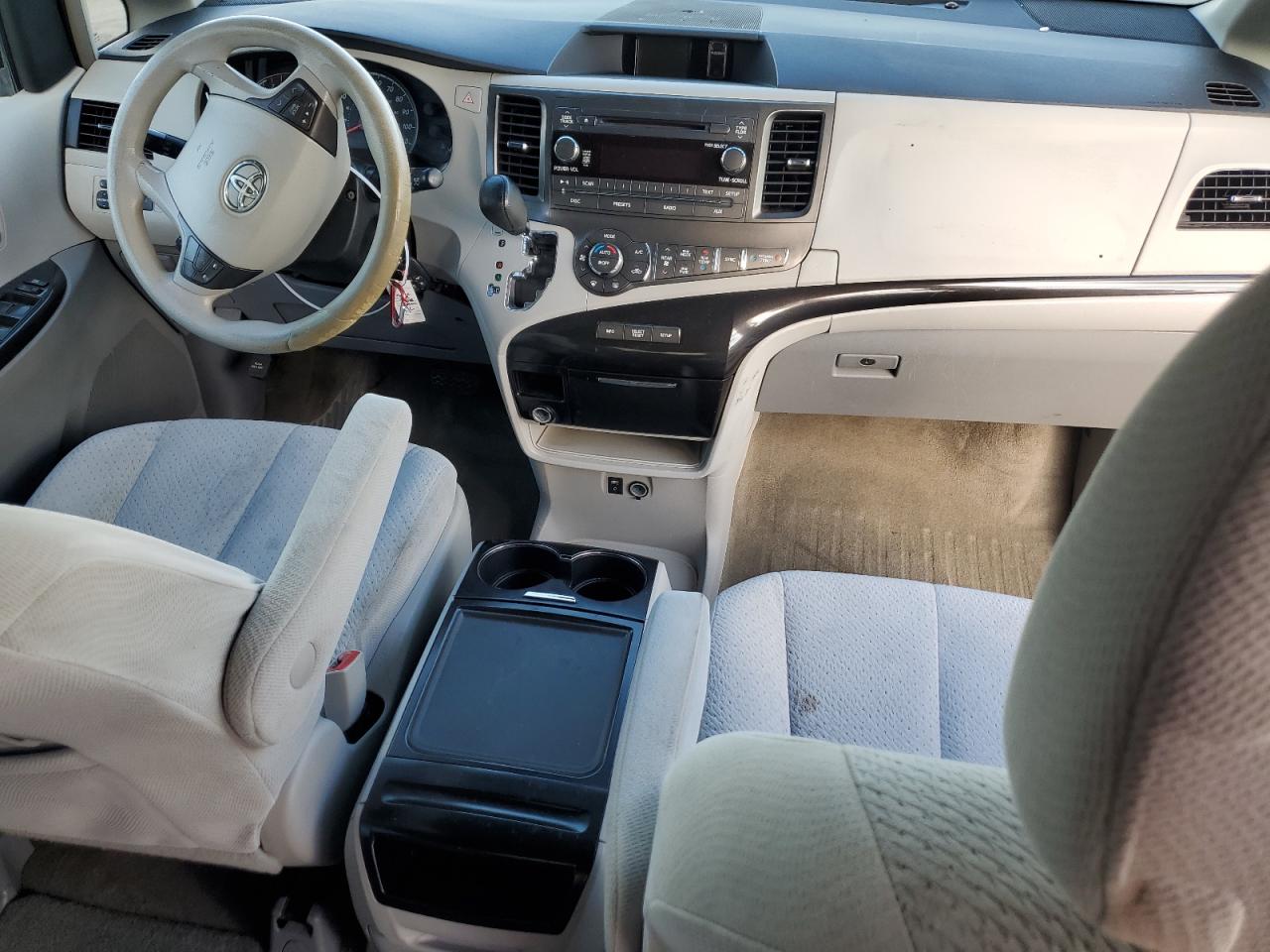 2013 Toyota Sienna - Image 8