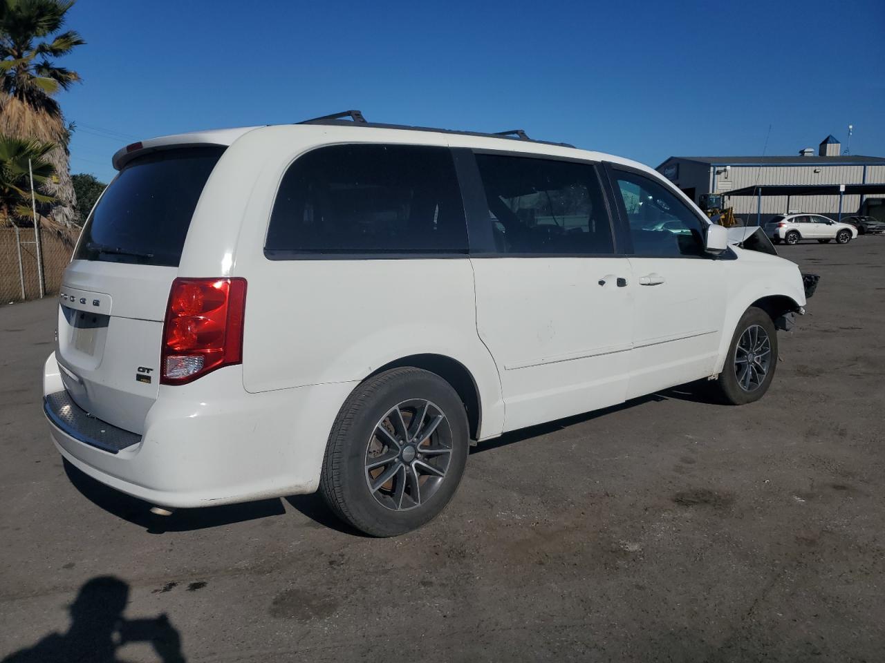 2017 Dodge Caravan - Image 3