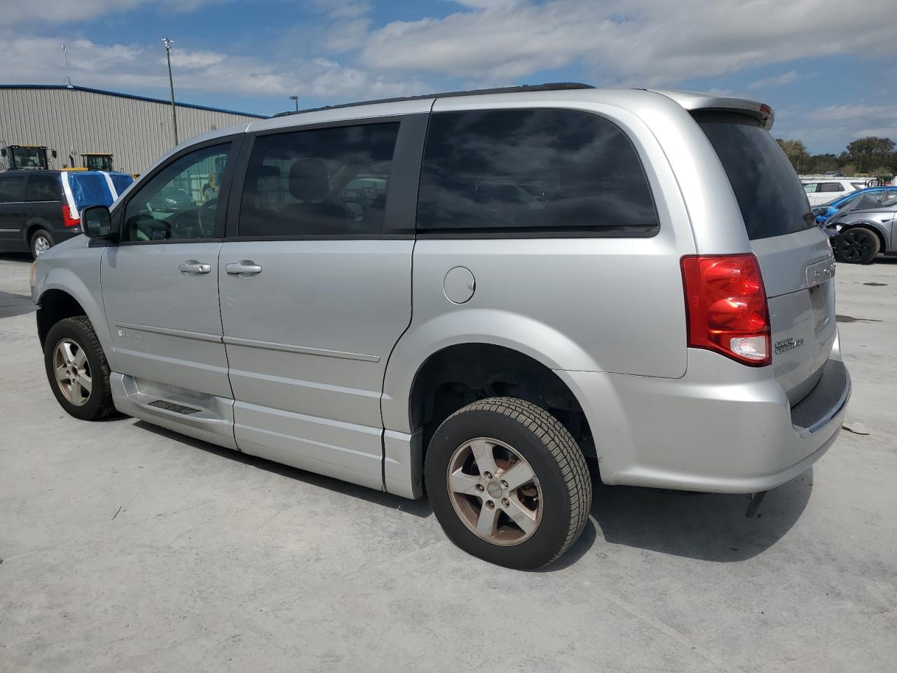 2012 Dodge Caravan - Image 2