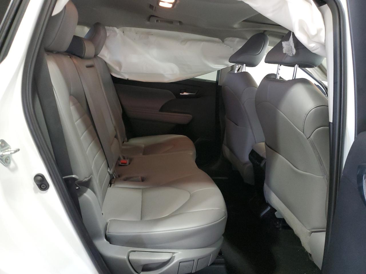 2022 Toyota Highlander - Image 12