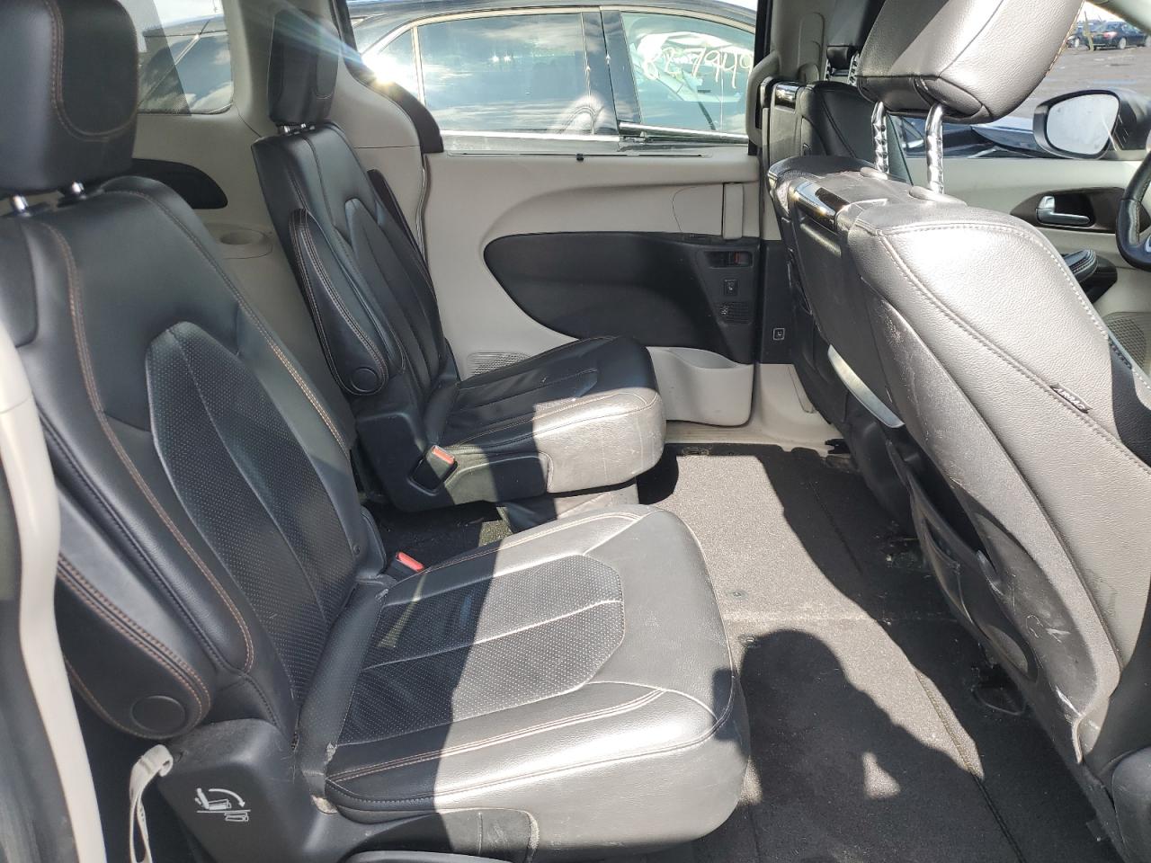 2017 Chrysler Pacifica - Image 11