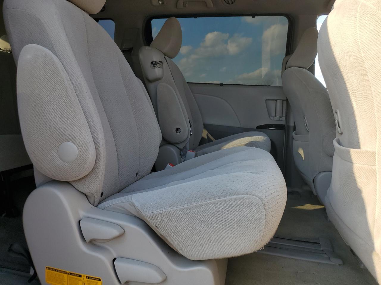 2014 Toyota Sienna - Image 11