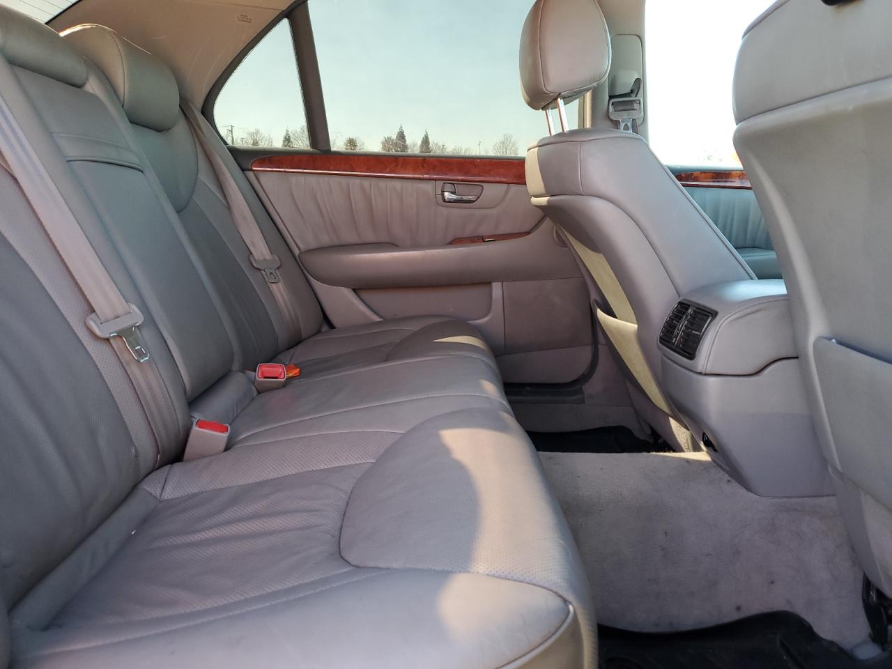 2005 Lexus LS - Image 10
