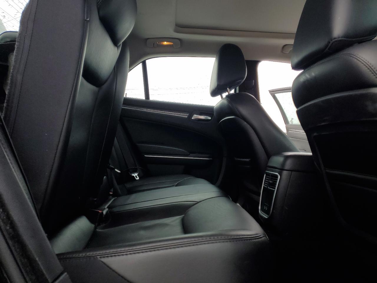 2019 Chrysler 300 - Image 10