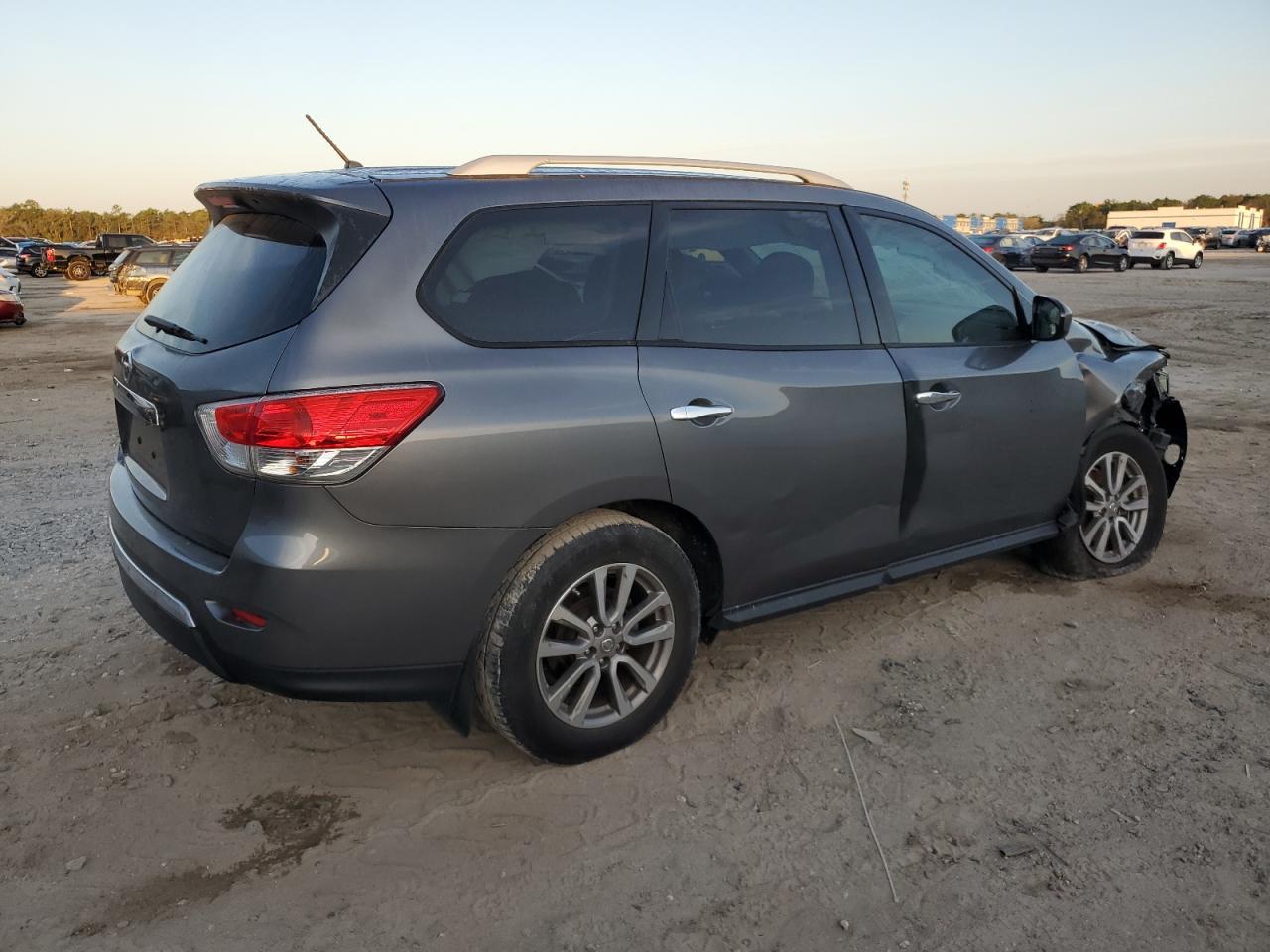 2015 Nissan Pathfinder - Image 3