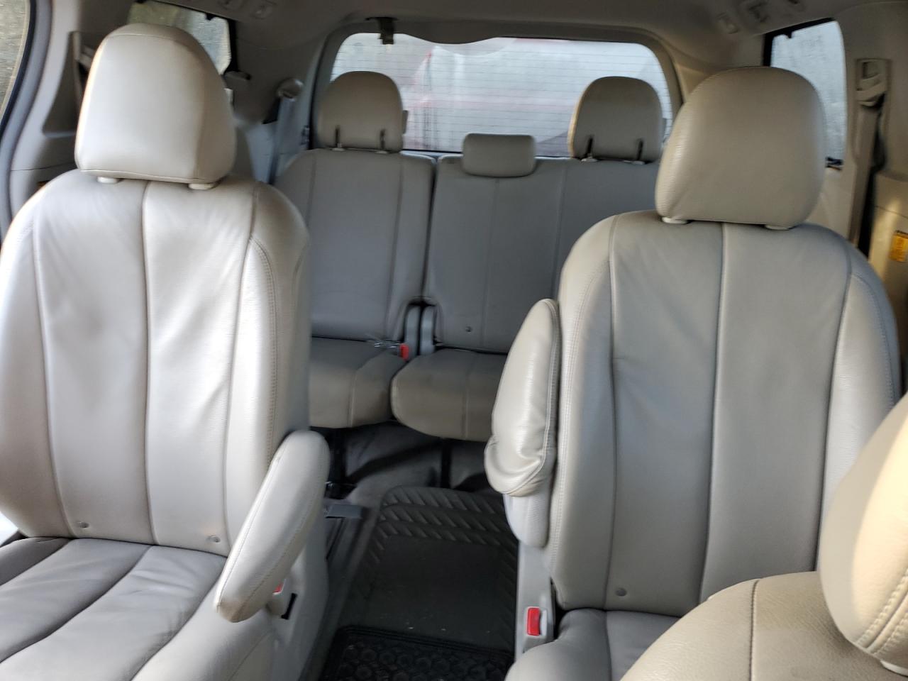 2011 Toyota Sienna - Image 10