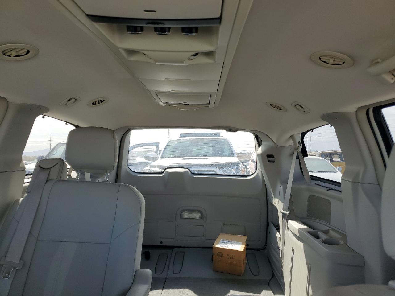 2009 Chrysler Town & Country - Image 10