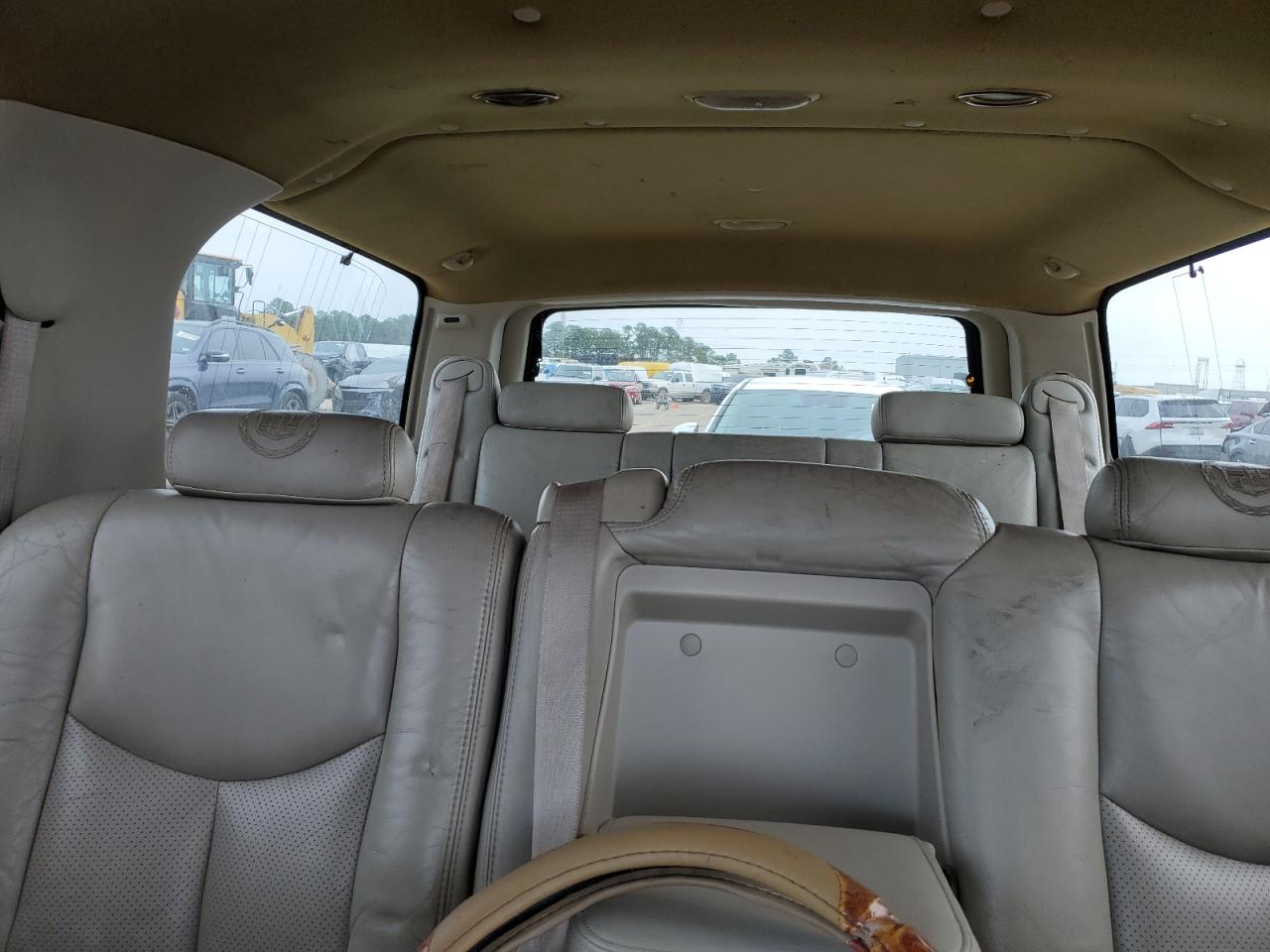 2004 Cadillac Escalade - Image 10