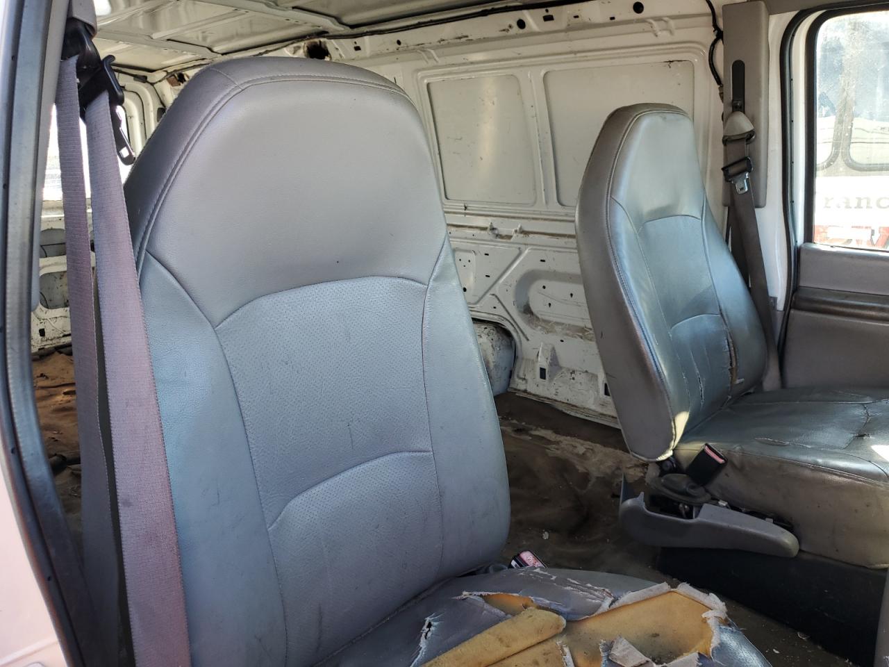 2000 Ford Econoline - Image 11
