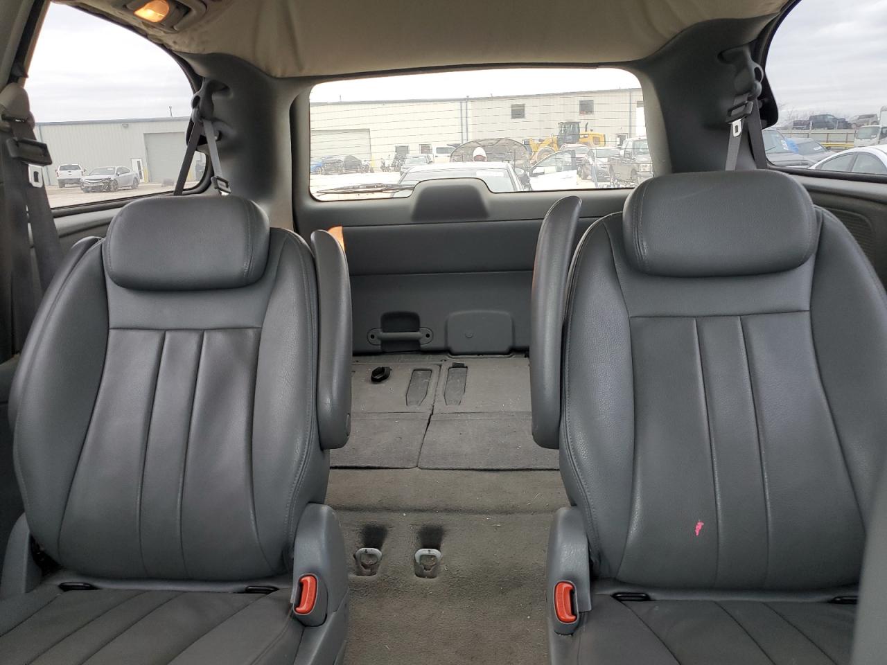 2007 Chrysler Town & Country - Image 10