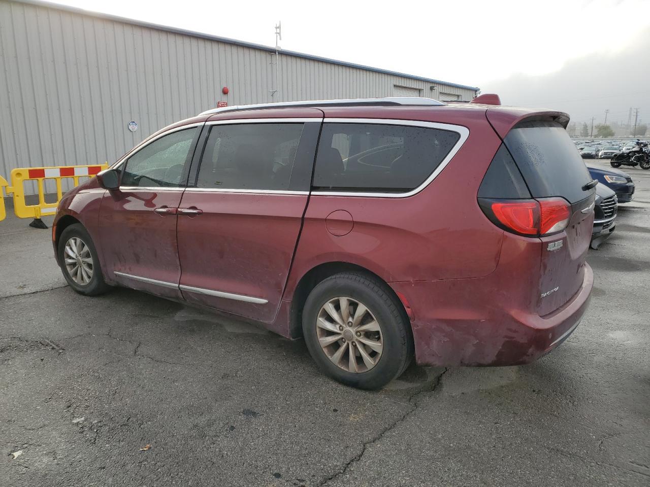 2018 Chrysler Pacifica - Image 2