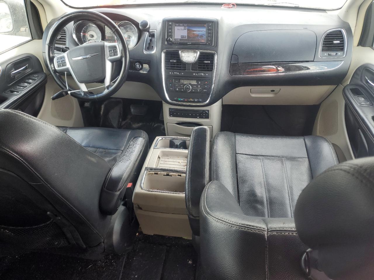 2013 Chrysler Town & Country - Image 8