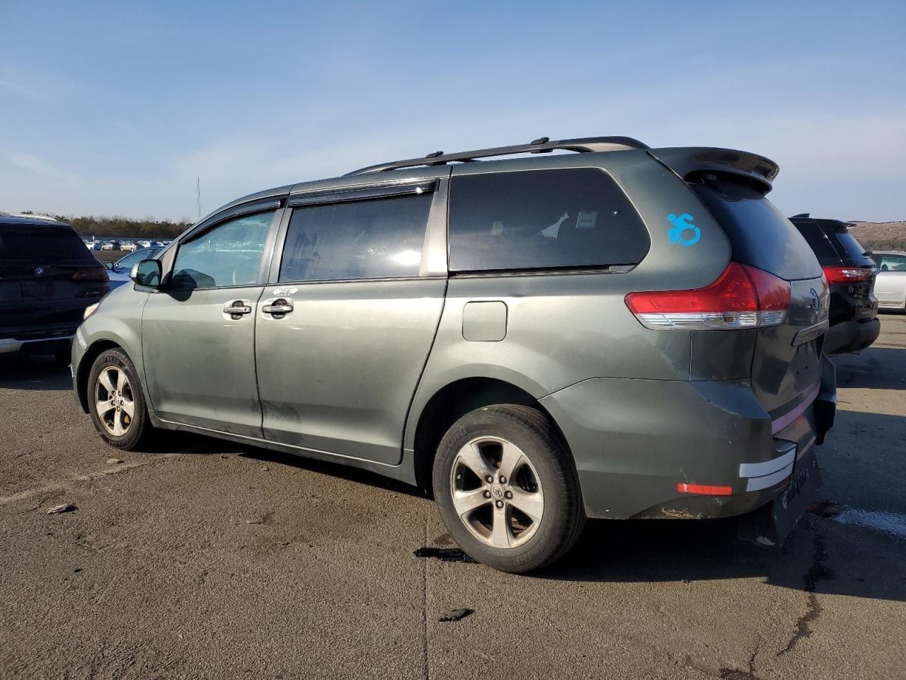 2014 Toyota Sienna - Image 2