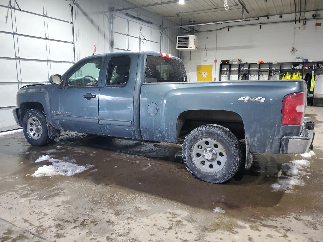 2009 Chevrolet Silverado - Image 2