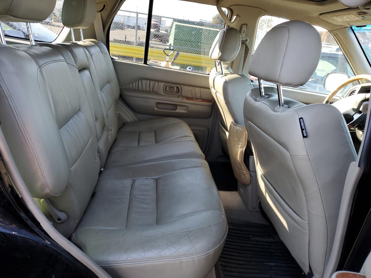 2001 Infiniti QX4 - Image 11