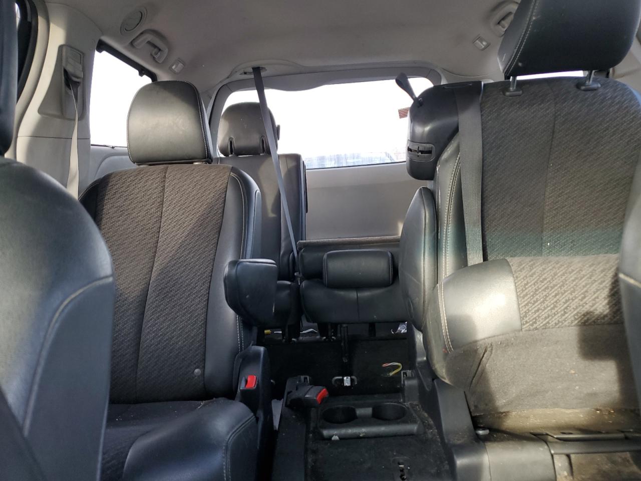 2013 Toyota Sienna - Image 10