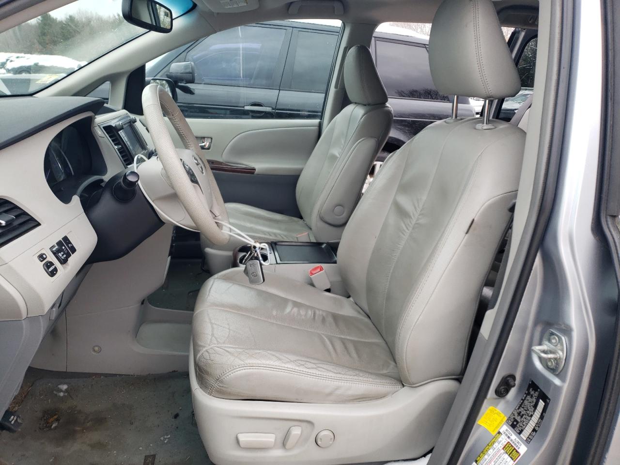 2011 Toyota Sienna - Image 7