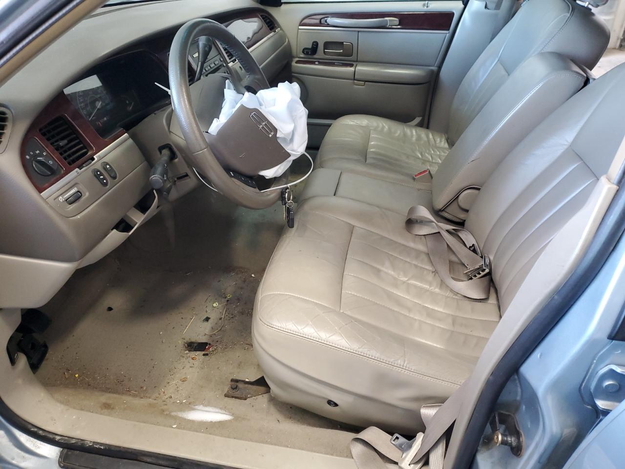 2005 Lincoln Town Car - Image 7