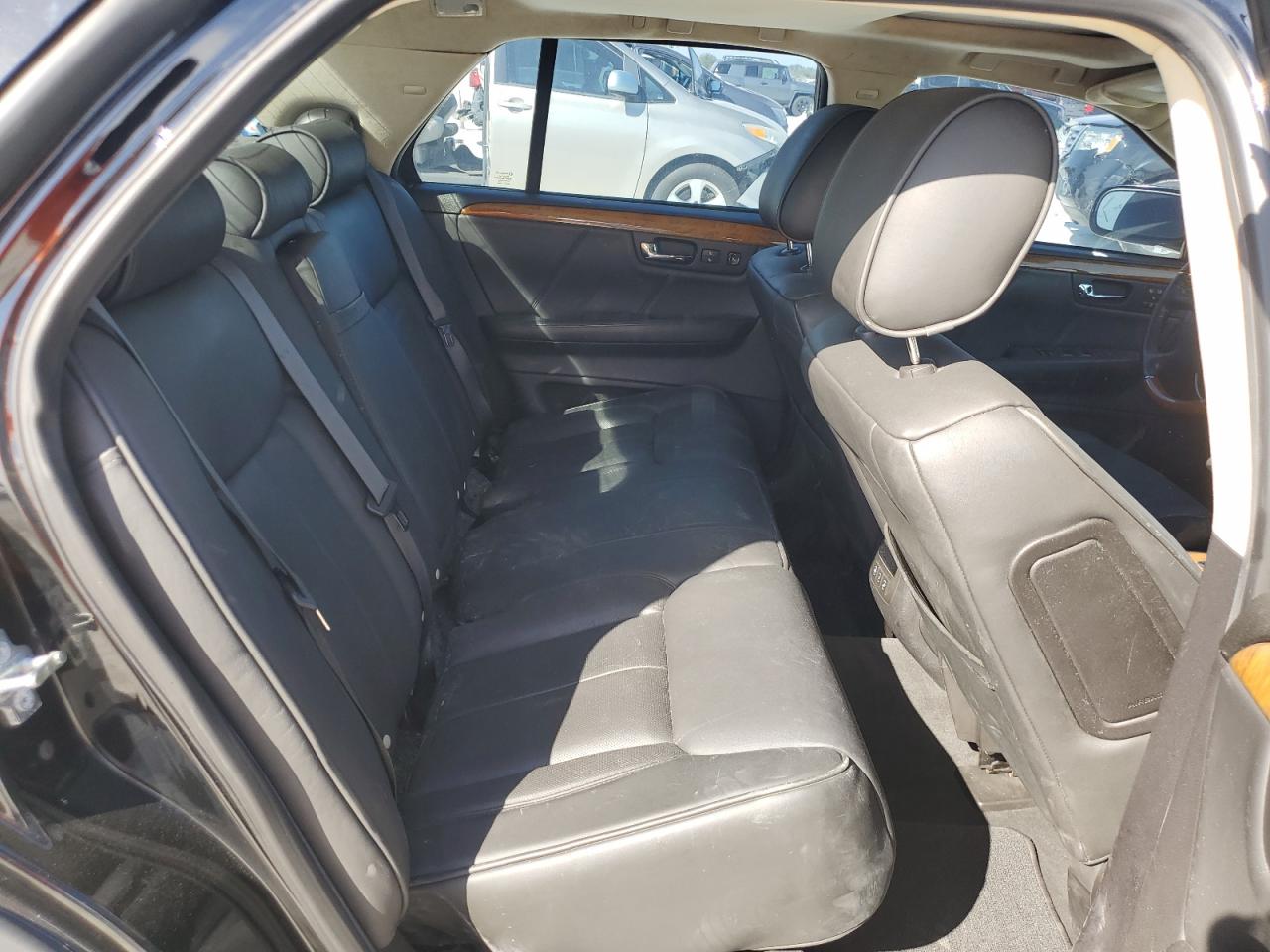2010 Cadillac DTS - Image 10
