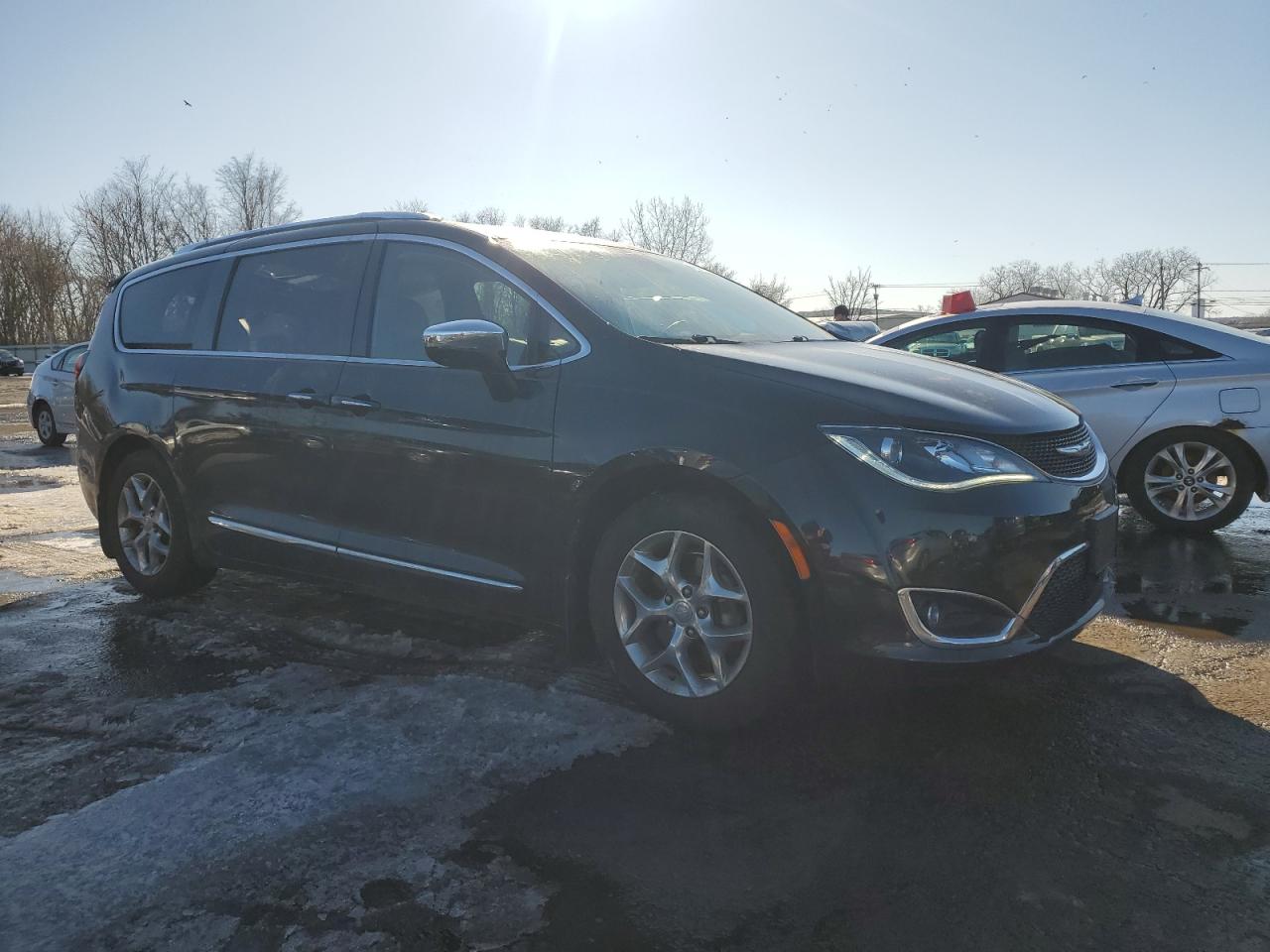 2017 Chrysler Pacifica - Image 4