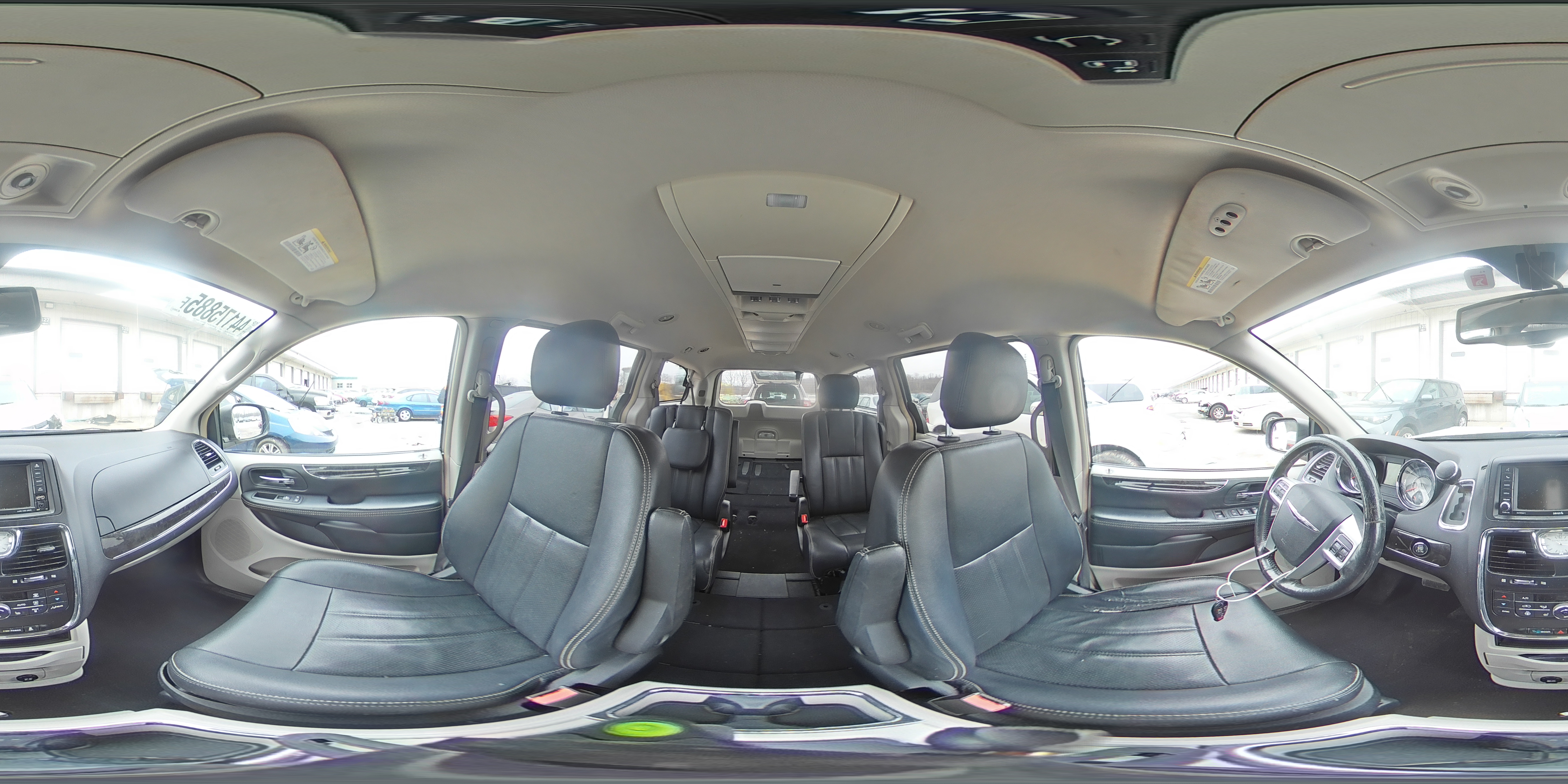 2016 Chrysler Town & Country - Image 14