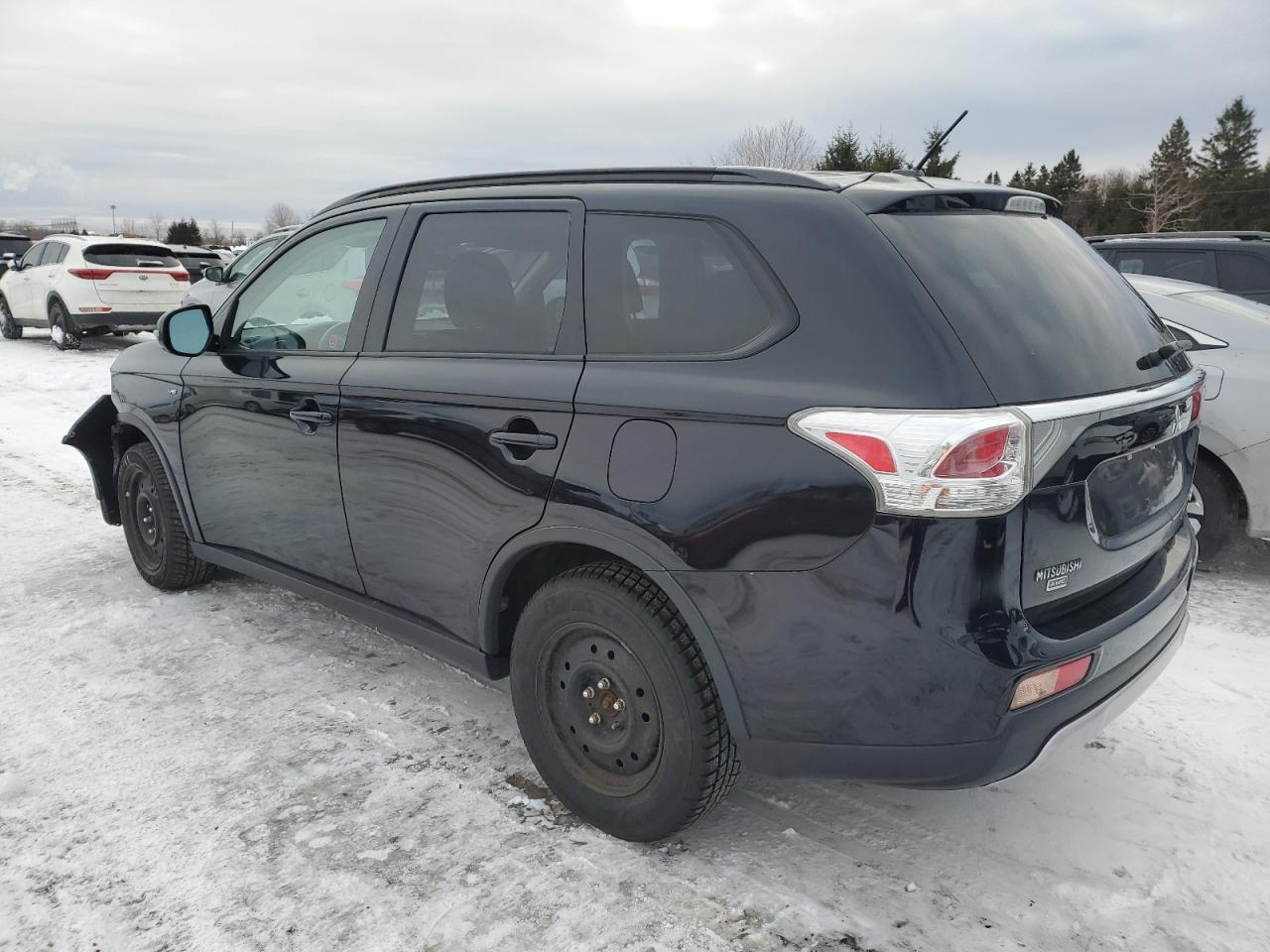 2015 Mitsubishi Outlander - Image 2