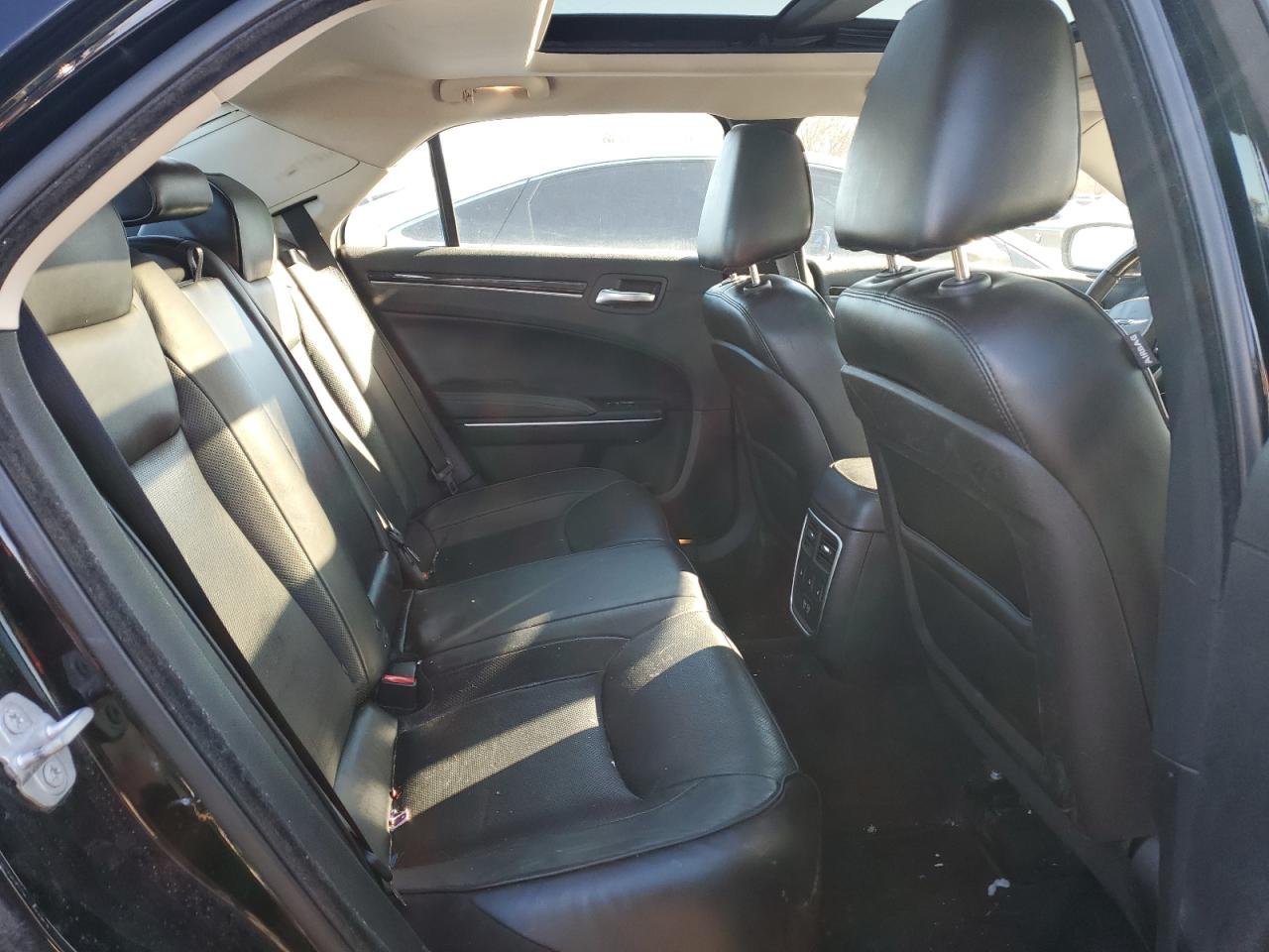 2016 Chrysler 300 - Image 10