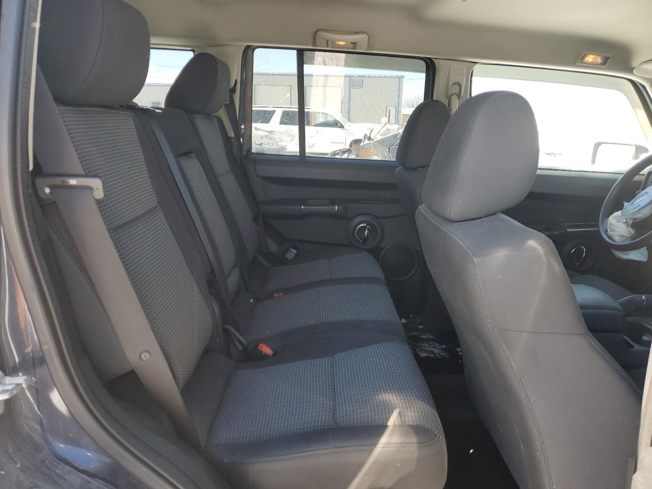 2010 Jeep Commander - Image 11