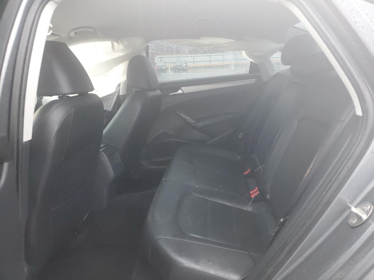 2015 Volkswagen Passat - Image 11