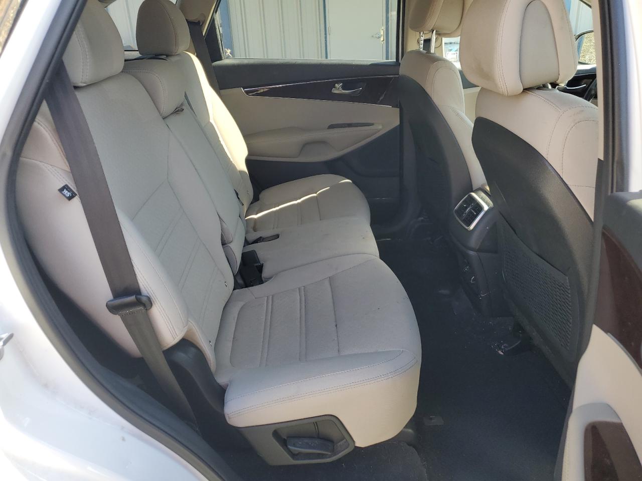 2016 Kia Sorento - Image 10