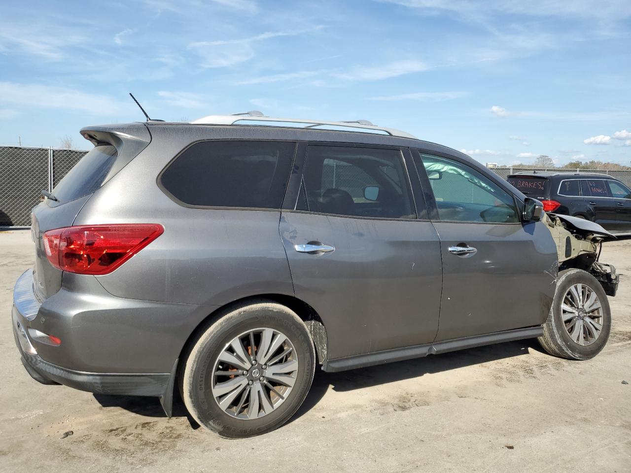 2017 Nissan Pathfinder - Image 3