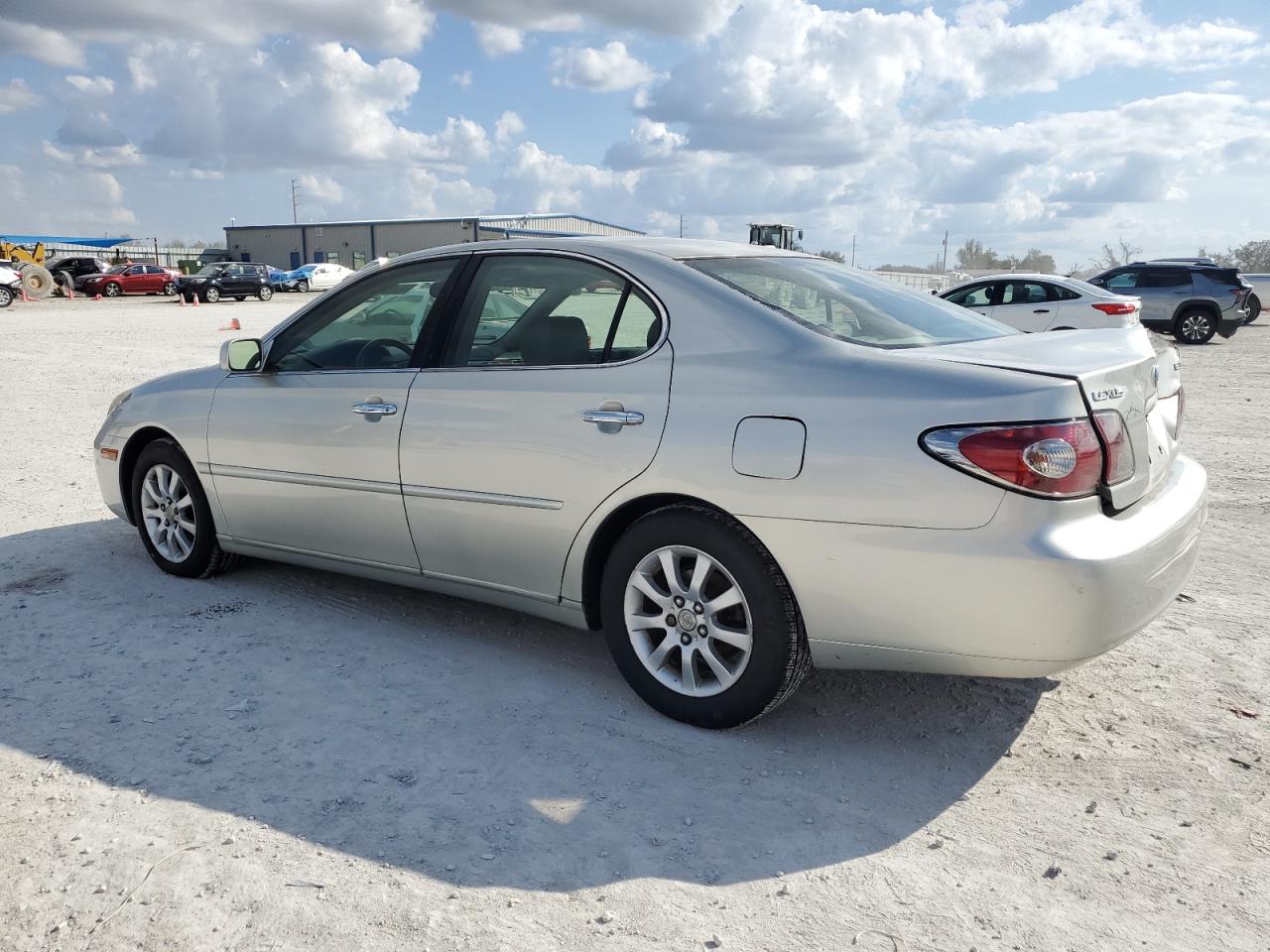 2004 Lexus ES - Image 2