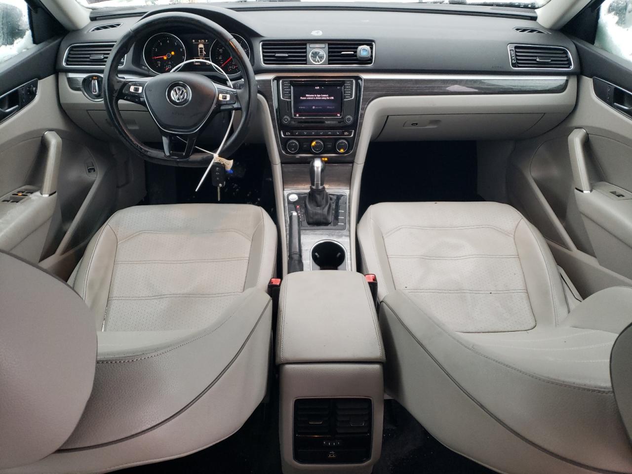 2017 Volkswagen Passat - Image 8
