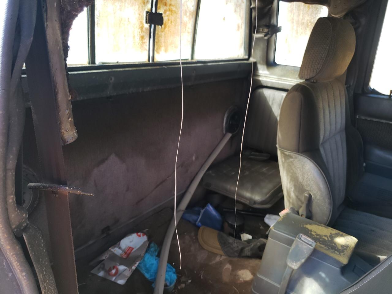 1992 Nissan Titan - Image 11