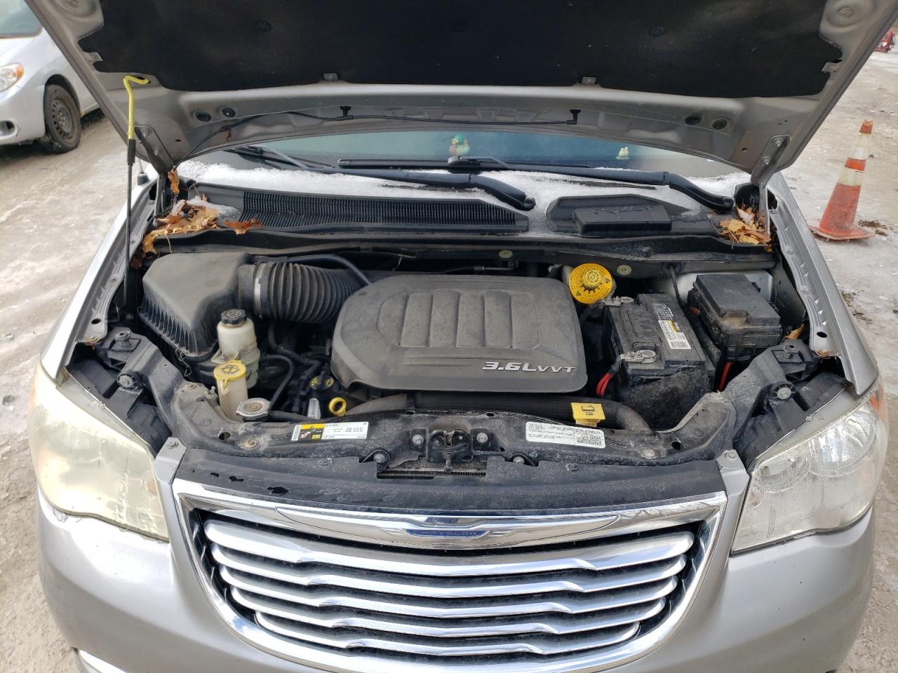 2016 Chrysler Town & Country - Image 12
