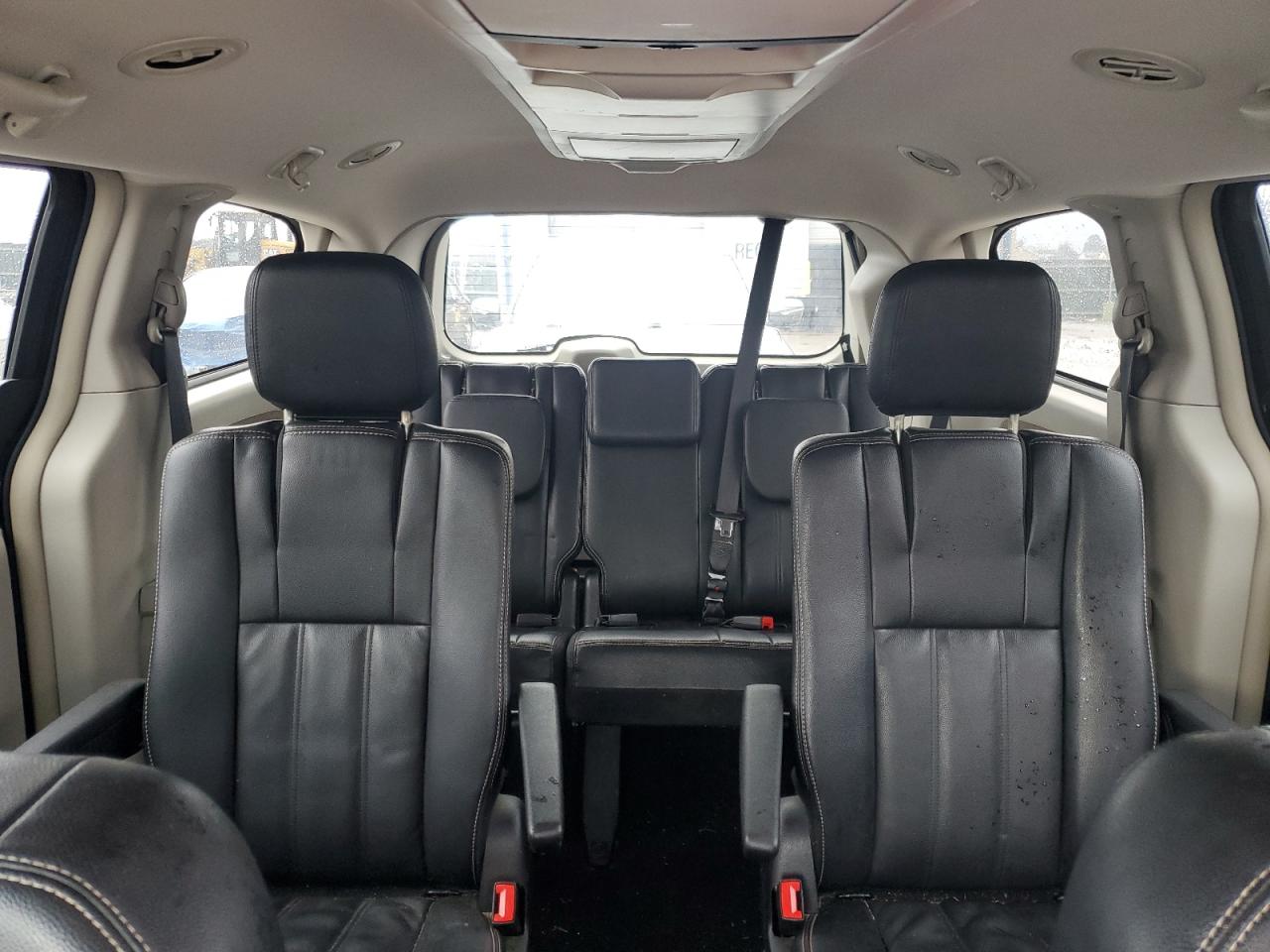 2013 Chrysler Town & Country - Image 10