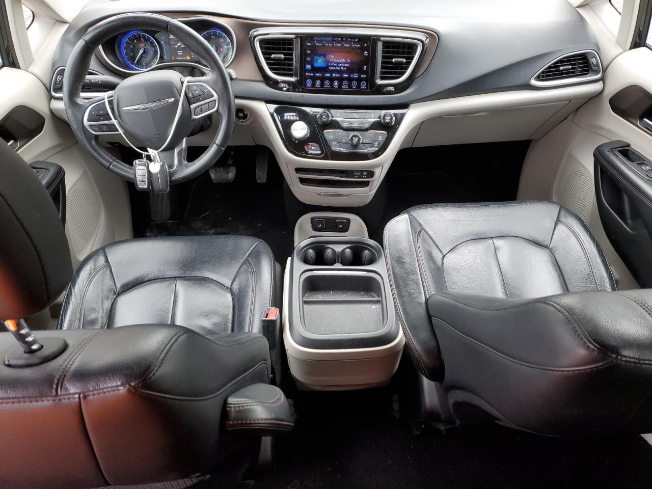 2017 Chrysler Pacifica - Image 8