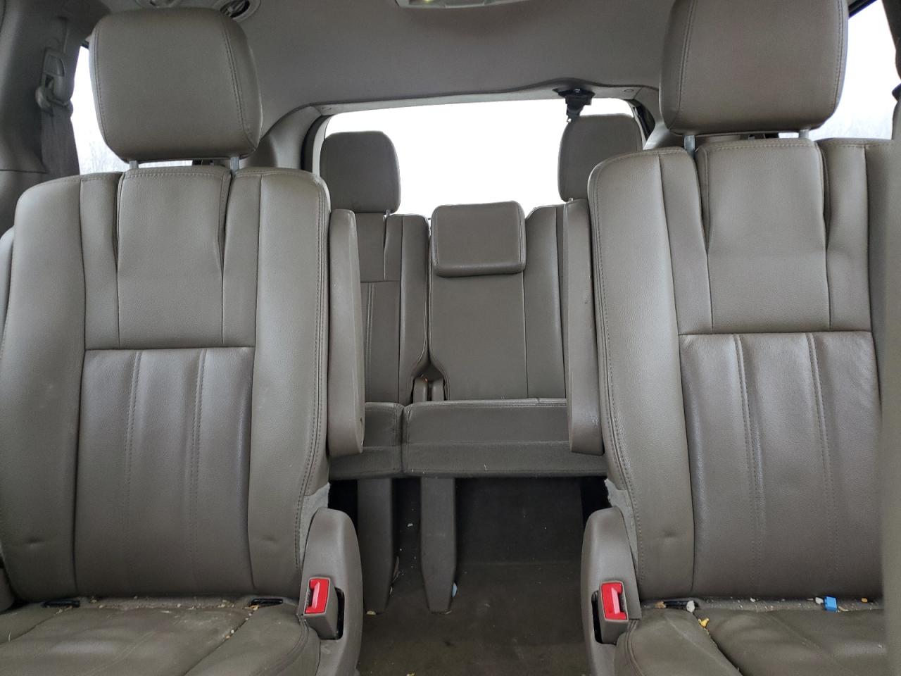 2016 Chrysler Town & Country - Image 10