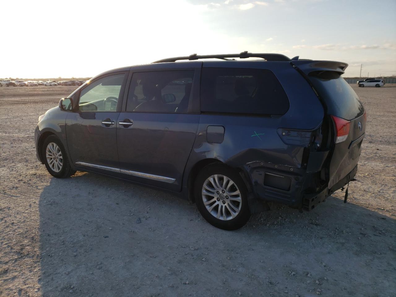 2013 Toyota Sienna - Image 2
