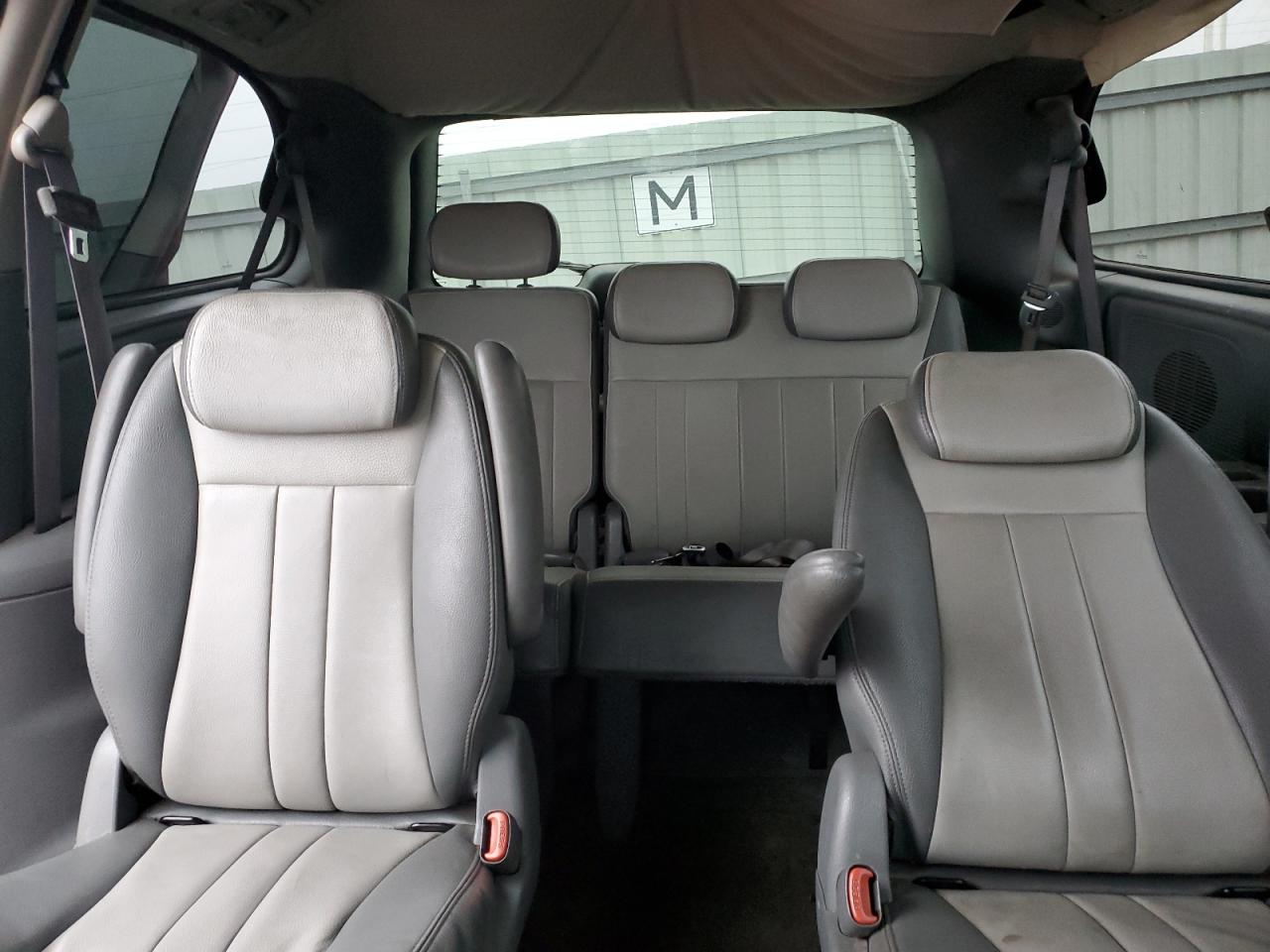 2006 Dodge Caravan - Image 10