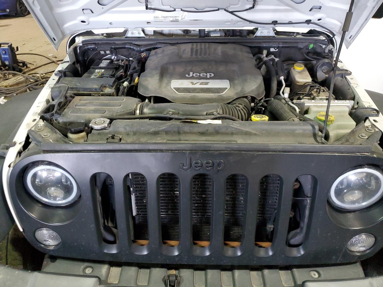2016 Jeep Wrangler - Image 12