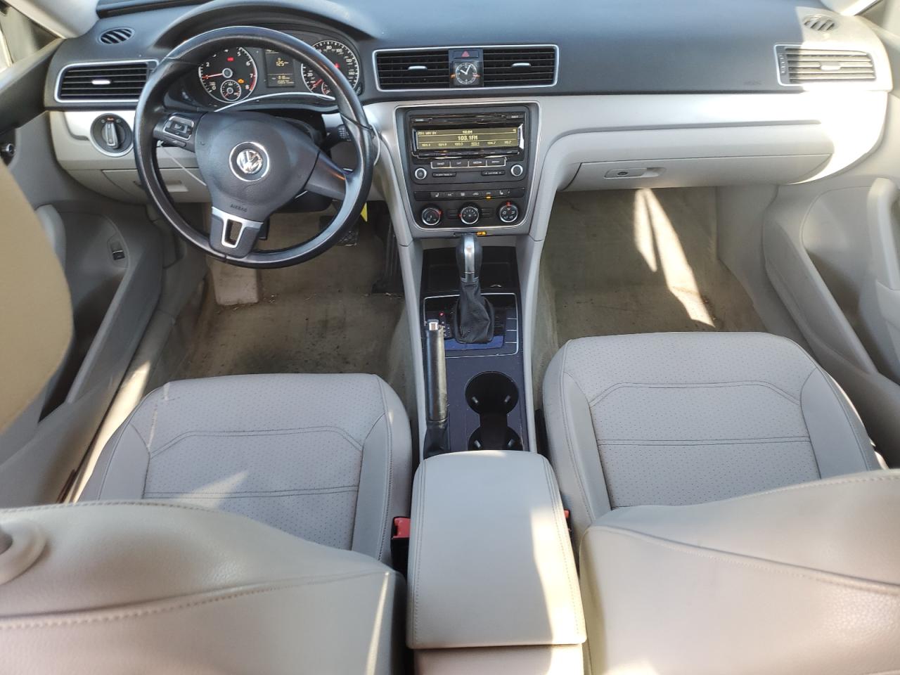2014 Volkswagen Passat - Image 8