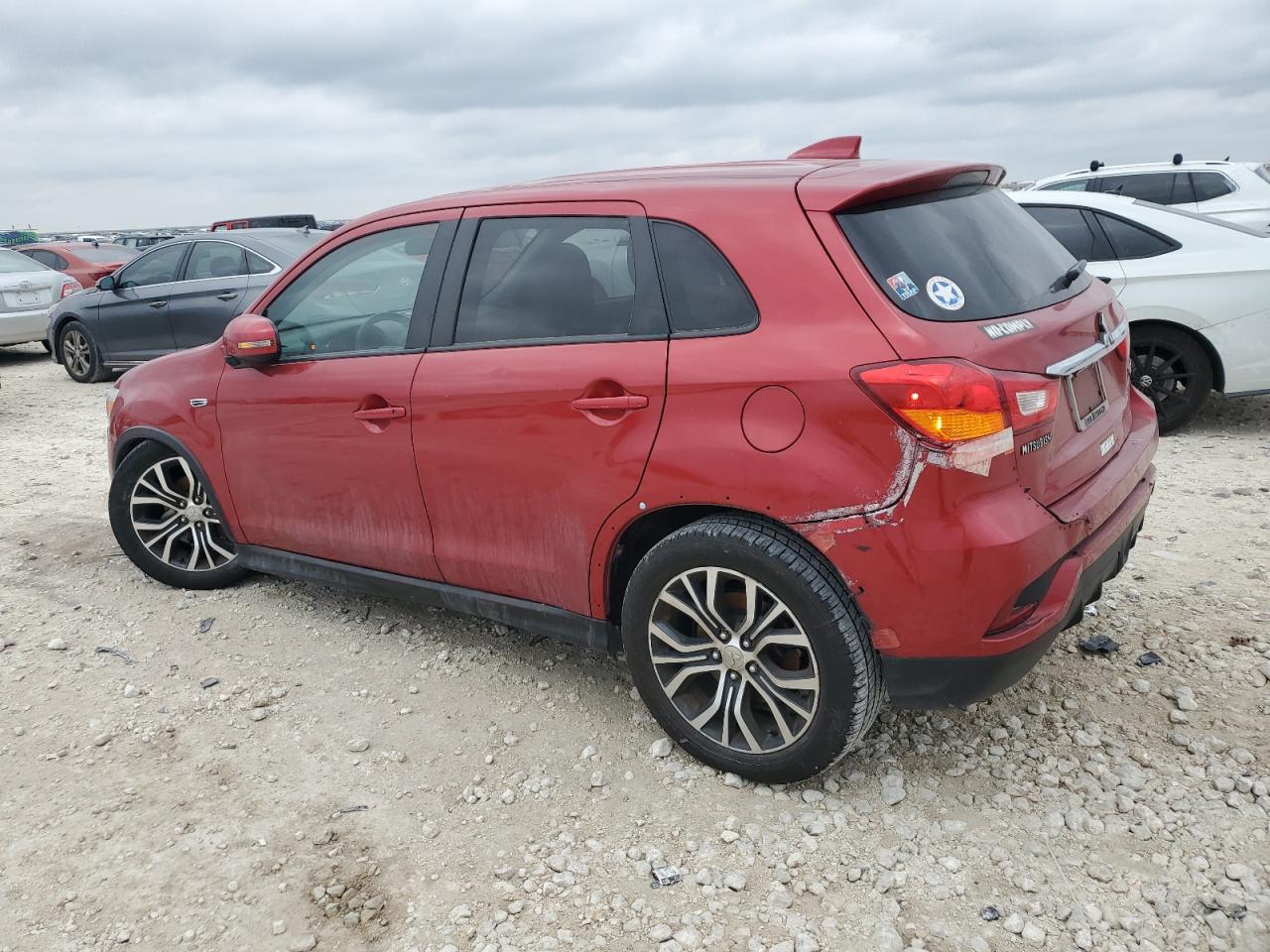 2019 Mitsubishi Outlander - Image 2