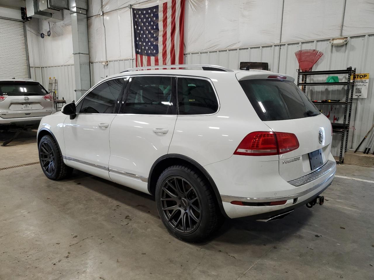 2015 Volkswagen Touareg - Image 2