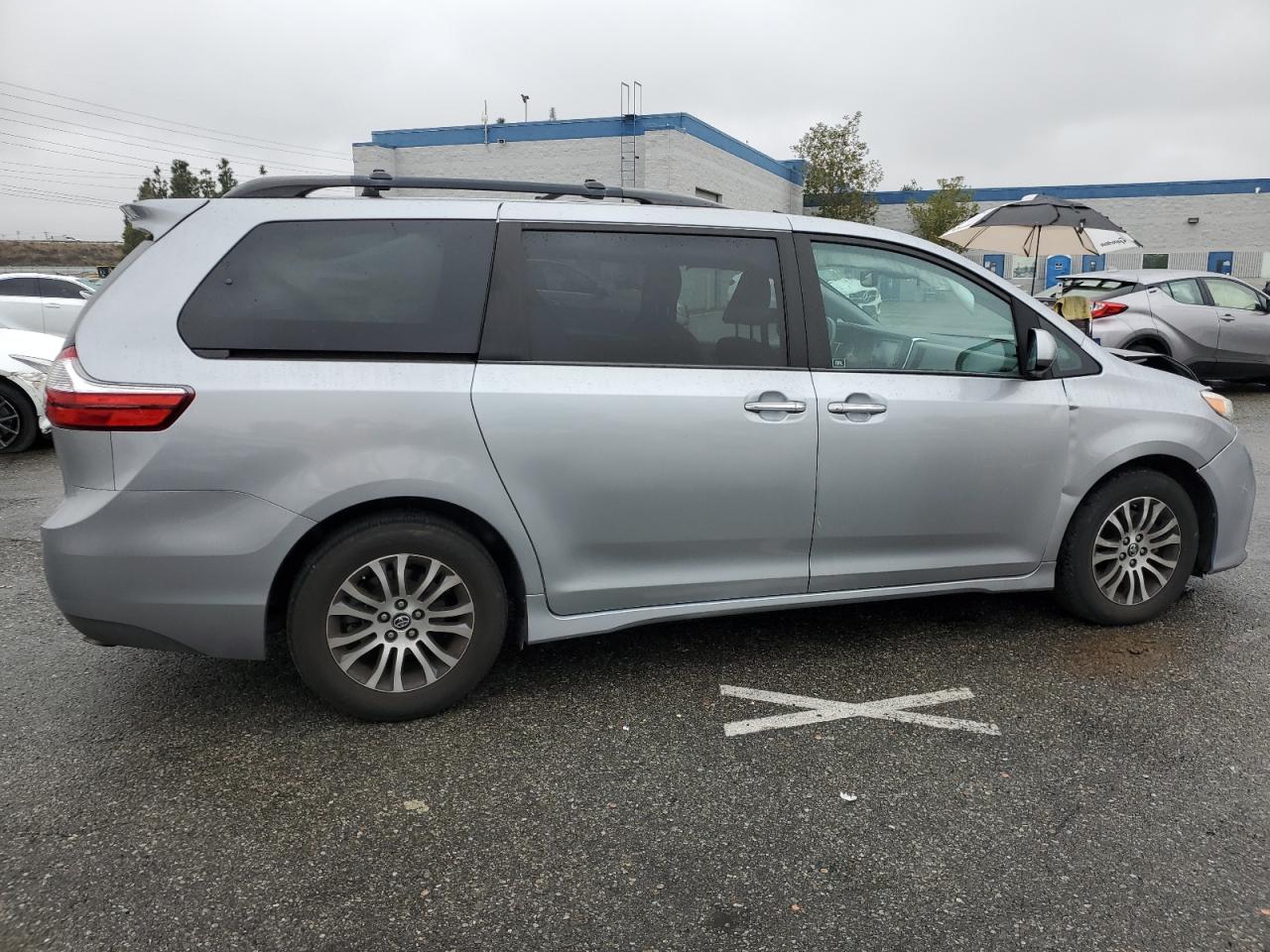2018 Toyota Sienna - Image 3