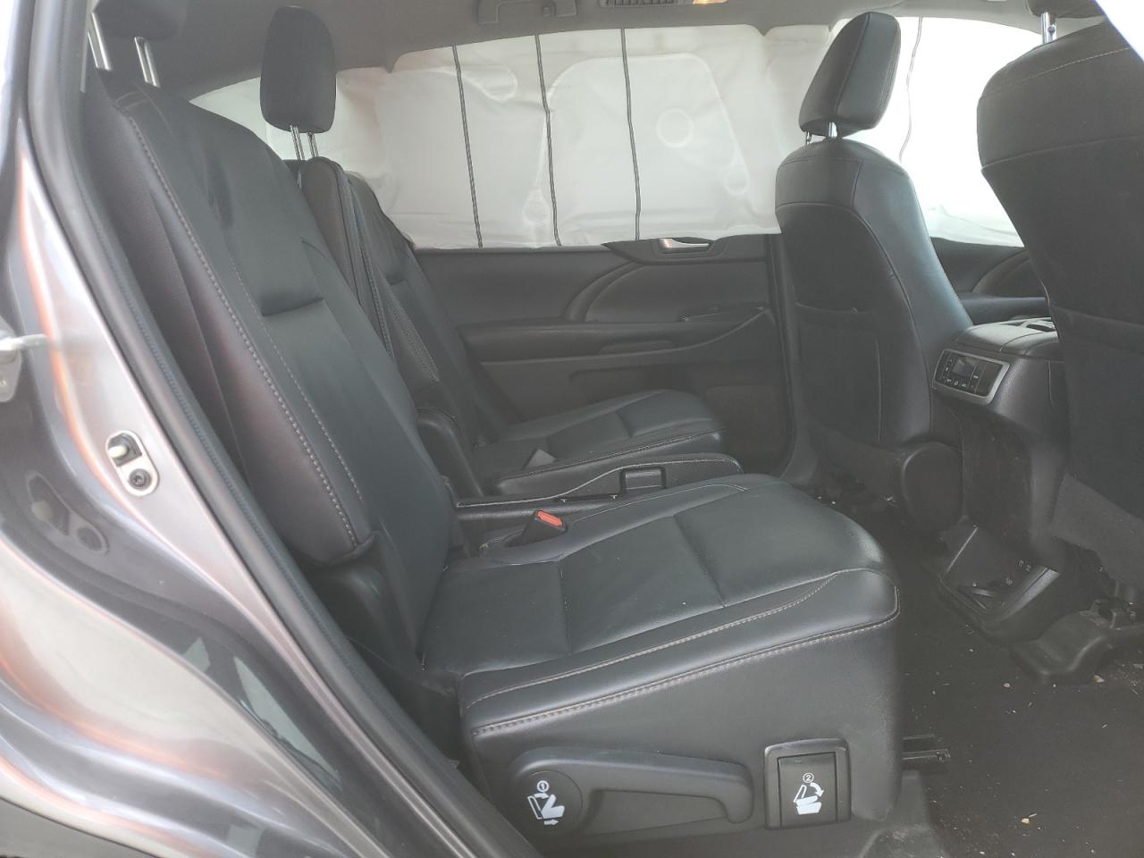2019 Toyota Highlander - Image 11